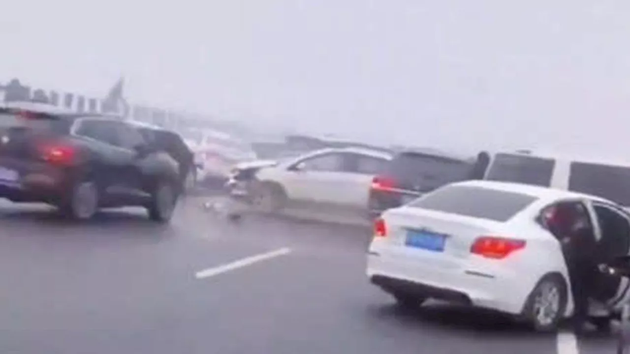 Caos en China: más de 100 autos involucrados en un choque masivo sobre un puente congelado