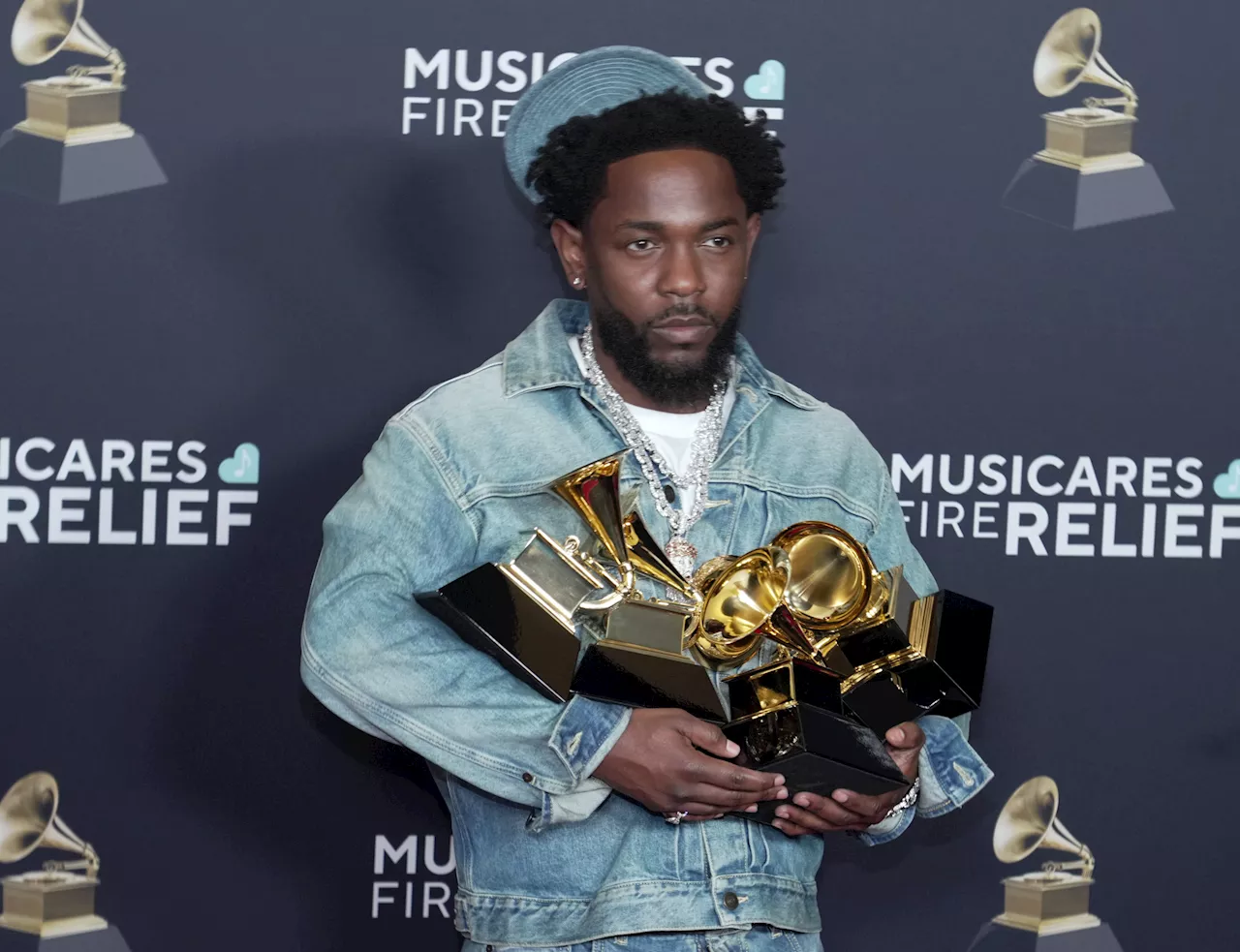 Fans Think Kendrick Lamar's Grammy Outfit Was A Drake Diss