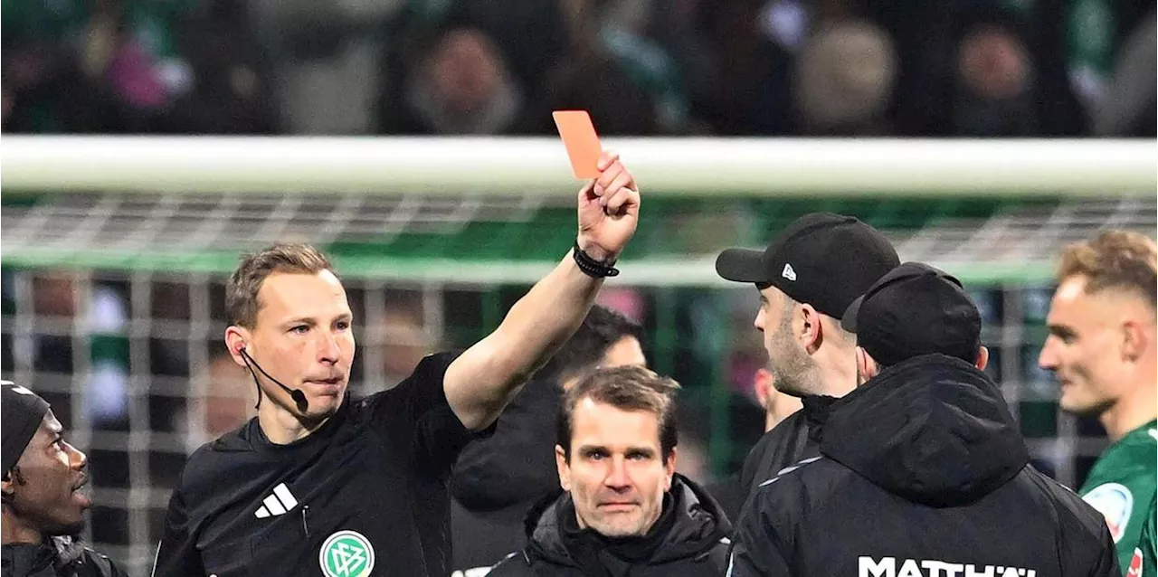 Werder Bremens Trainer Werner Sperr nach verbaler Kritik am Schiedsrichter