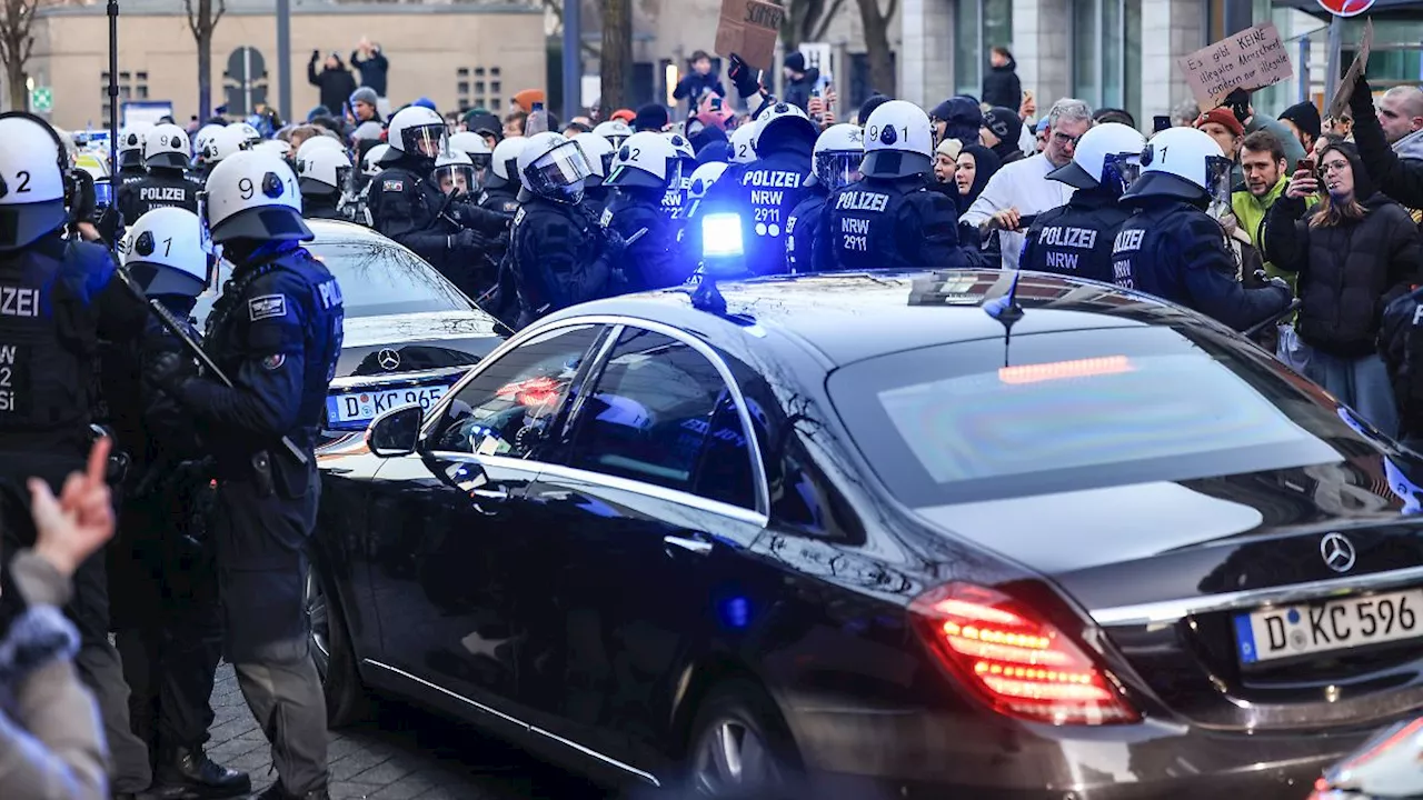 Protest bei Merz' Klinik-Besuch - Polizei muss durchgreifen