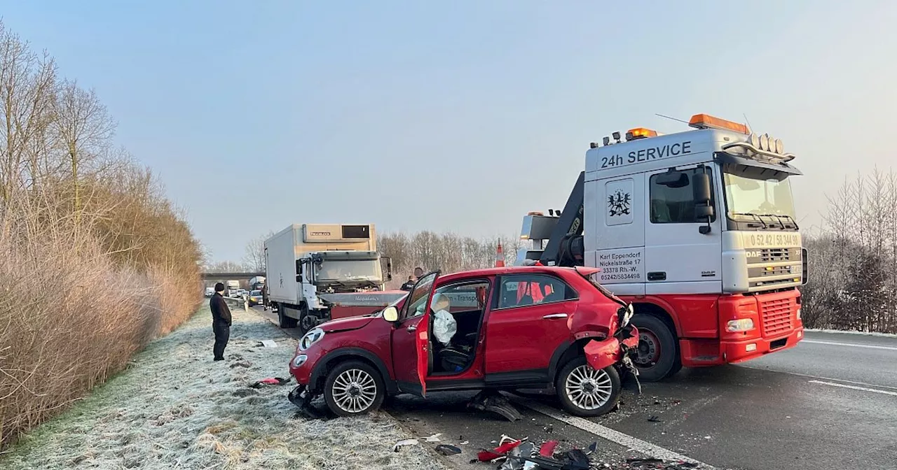 Auffahrunfall auf der B55 in Rheda-Wiedenbrück: Leichtverletzte Fahrerin und erhebliche Schäden