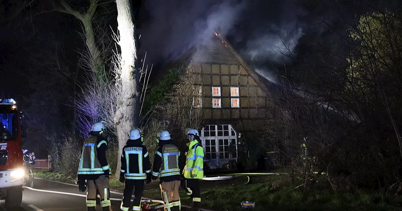 Brand in Preußisch Oldendorf: Historisches Fachwerkhaus in Flammen