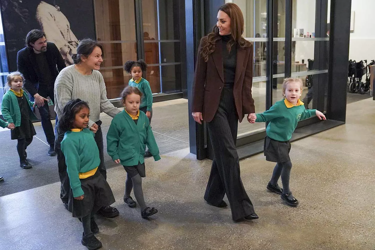 Princess Kate Takes Schoolchildren on 'Magical' Bus Trip to London Art Gallery