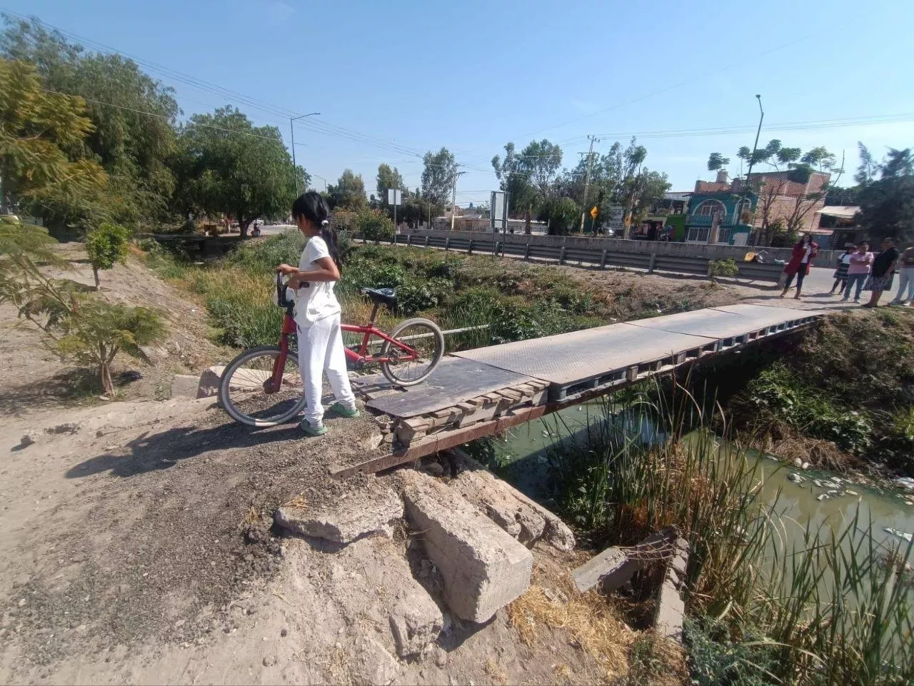 Vecinos de San Antonio Gallardo solicitan ayuda para mejorar puente sobre canal