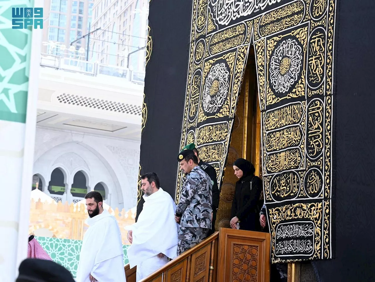 أول ظهور علني لزوجة أحمد الشرع في السعودية (فيديو)