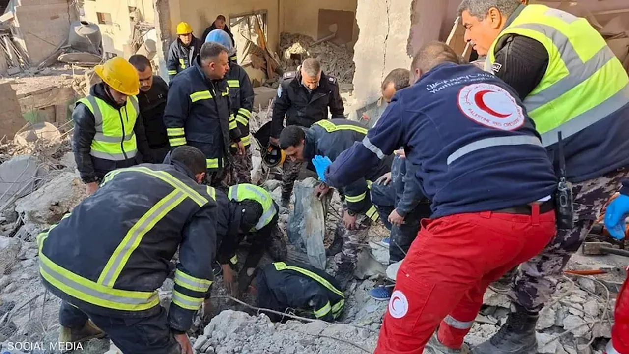 إنقاذ طفلين من أنقاض منزل في جنين بعد تفجير الجيش الإسرائيلي