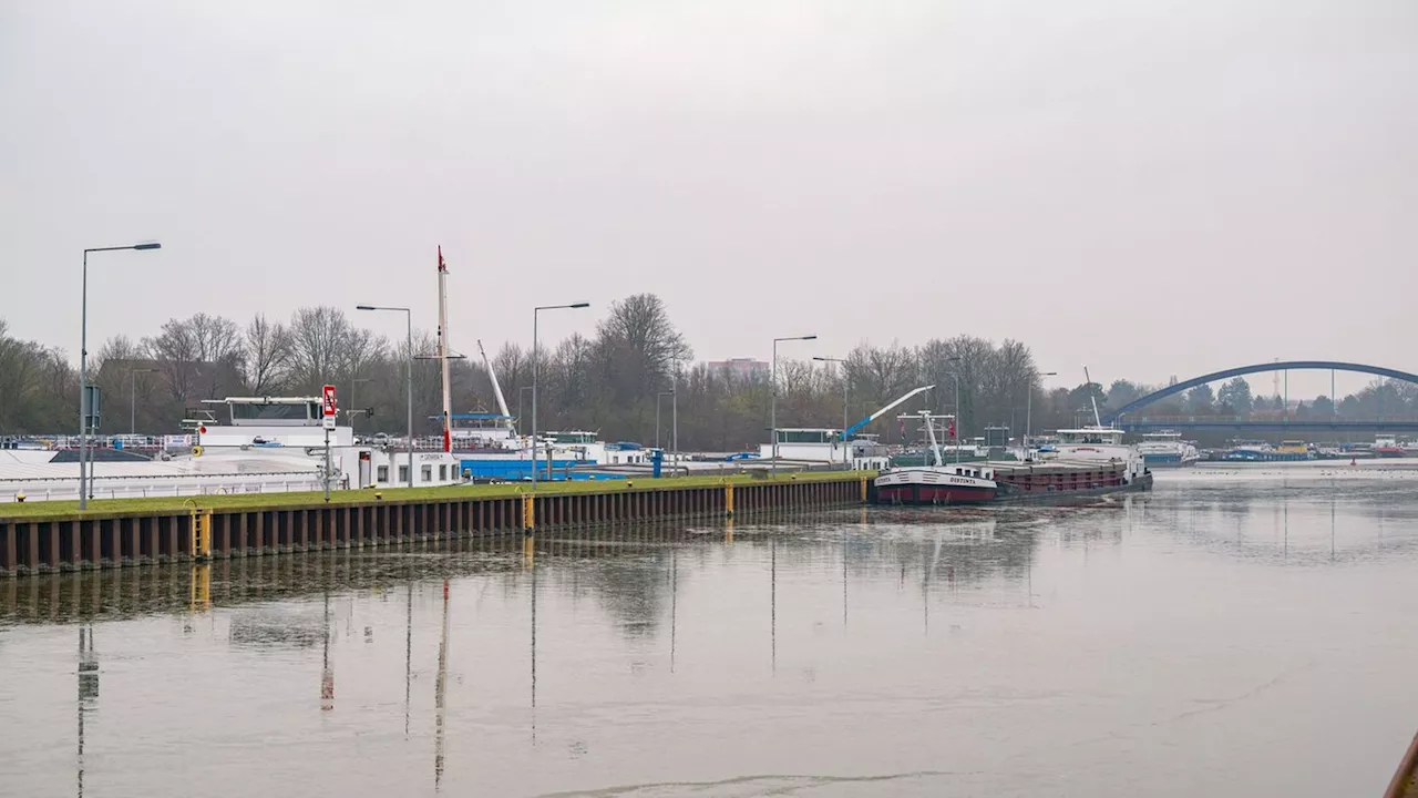 Schiffsstau vor bestreikter Schleuse bei Münster