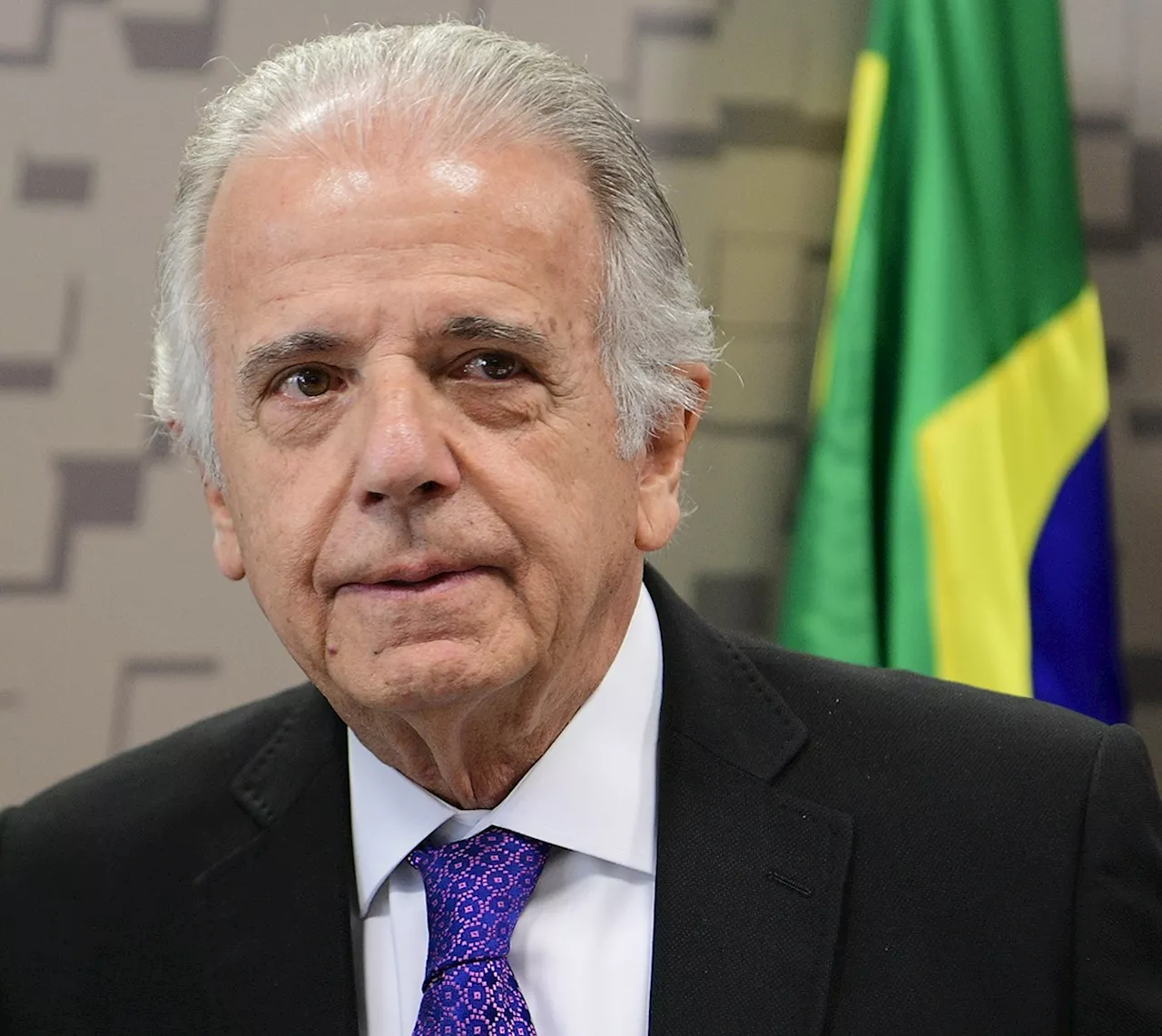 Múcio Permanece no Ministério da Defesa 