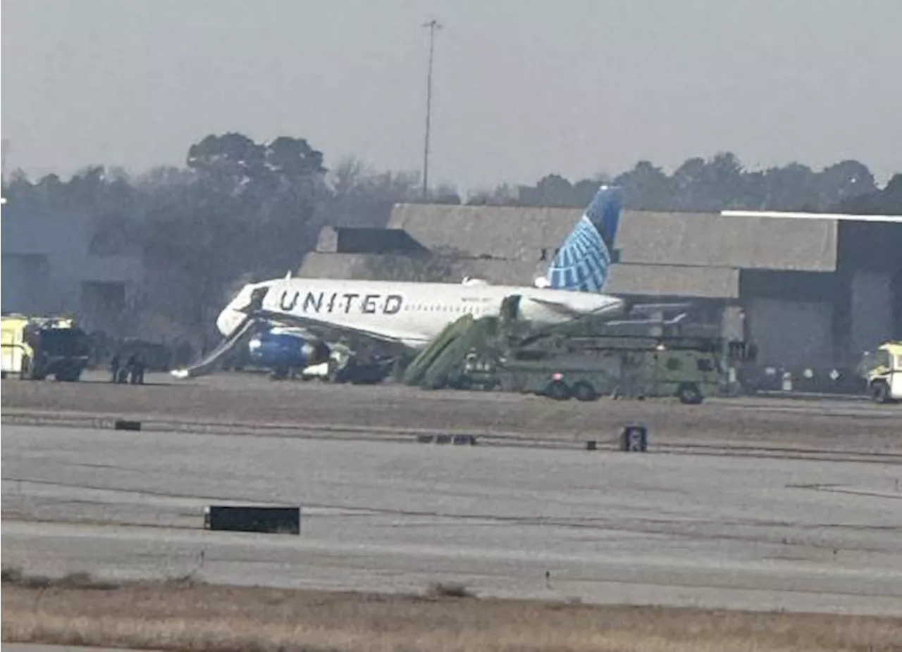 ‘¡Por favor, sáquennos de aquí!’: evacúan vuelo de Houston a Nueva York tras incendiarse ala del avión durante despegue