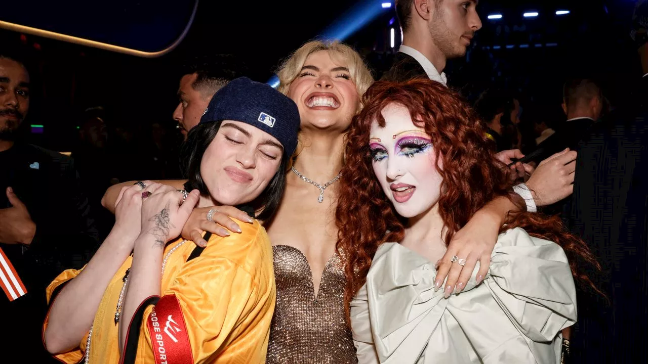 Dentro la foto di Billie Eilish, Sabrina Carpenter e Chappell Roan insieme ai Grammy 2025