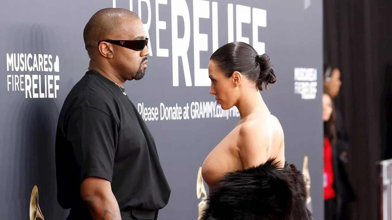 Bianca Censori ai Grammy e il gioco di Kanye West sull'indignazione