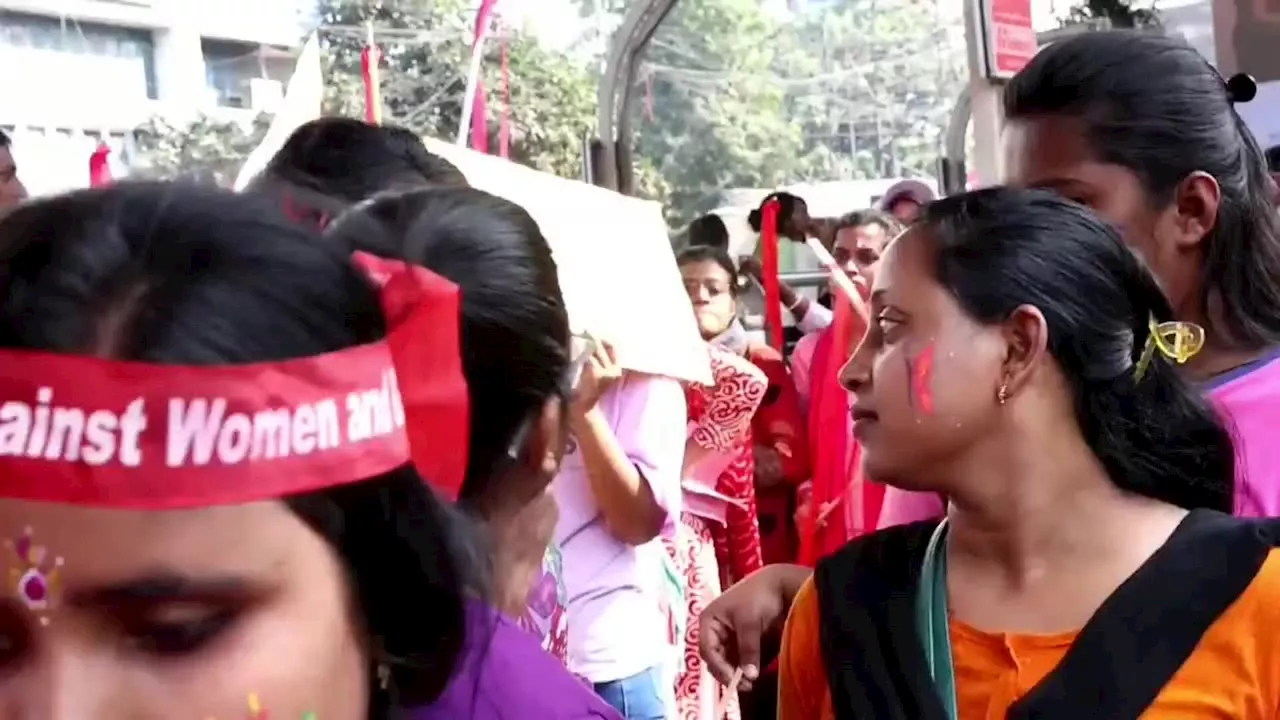 Mujeres en Calcuta realizan una manifestación para exigir detener la violencia contra la mujer