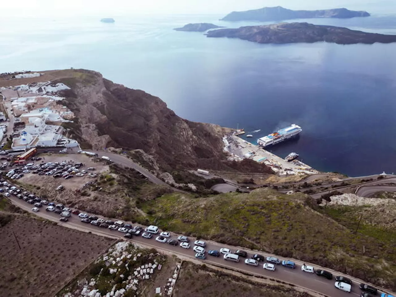 Sciame Sismico a Santorini: 9mila persone fuggono dall'isola