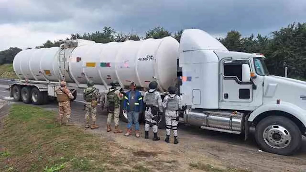 Aseguran SEDENA y Guardia Nacional 2 tráileres cisternas con huachicol, en Tuxpan