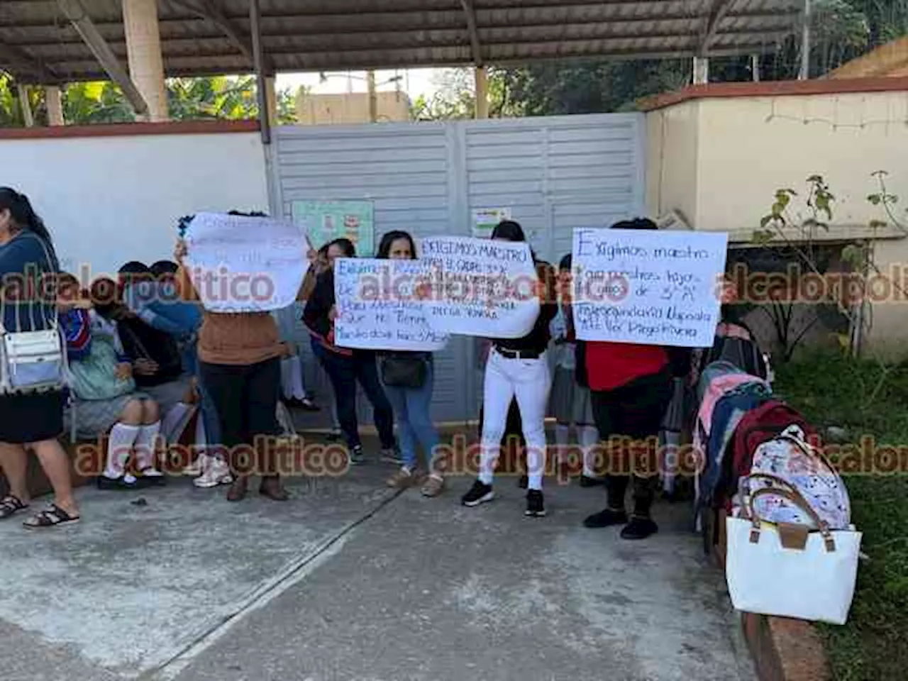 Bloquean carretera para exigir docente para telesecundaria, en Atzalan