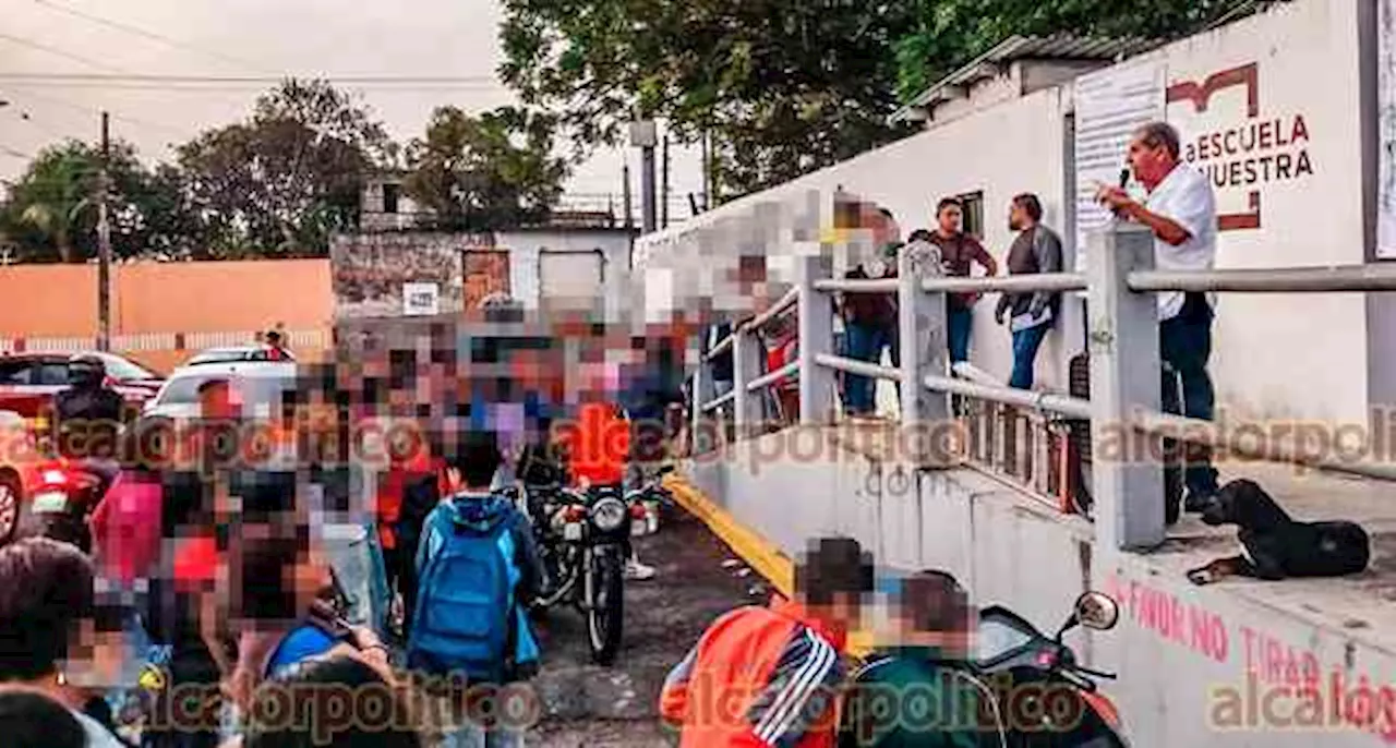 Padres de familia toman escuela secundaria por falta de docentes, en Veracruz