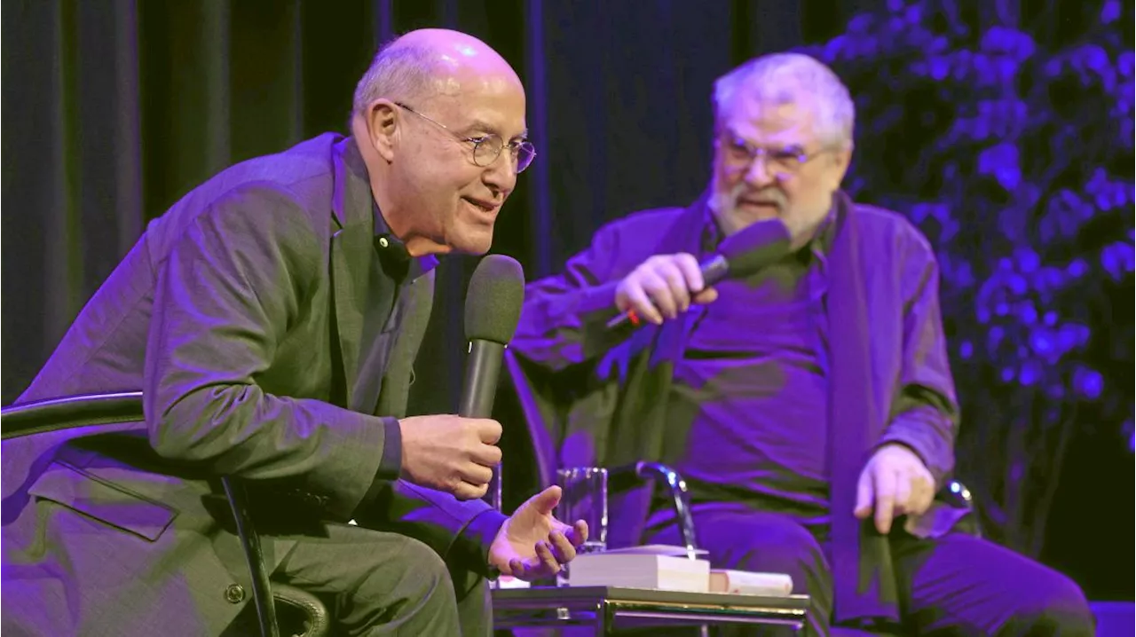 Gregor Gysi auf Currywurst-Tour: Politiker trifft in der Stadthalle Neusäß auf das Publikum