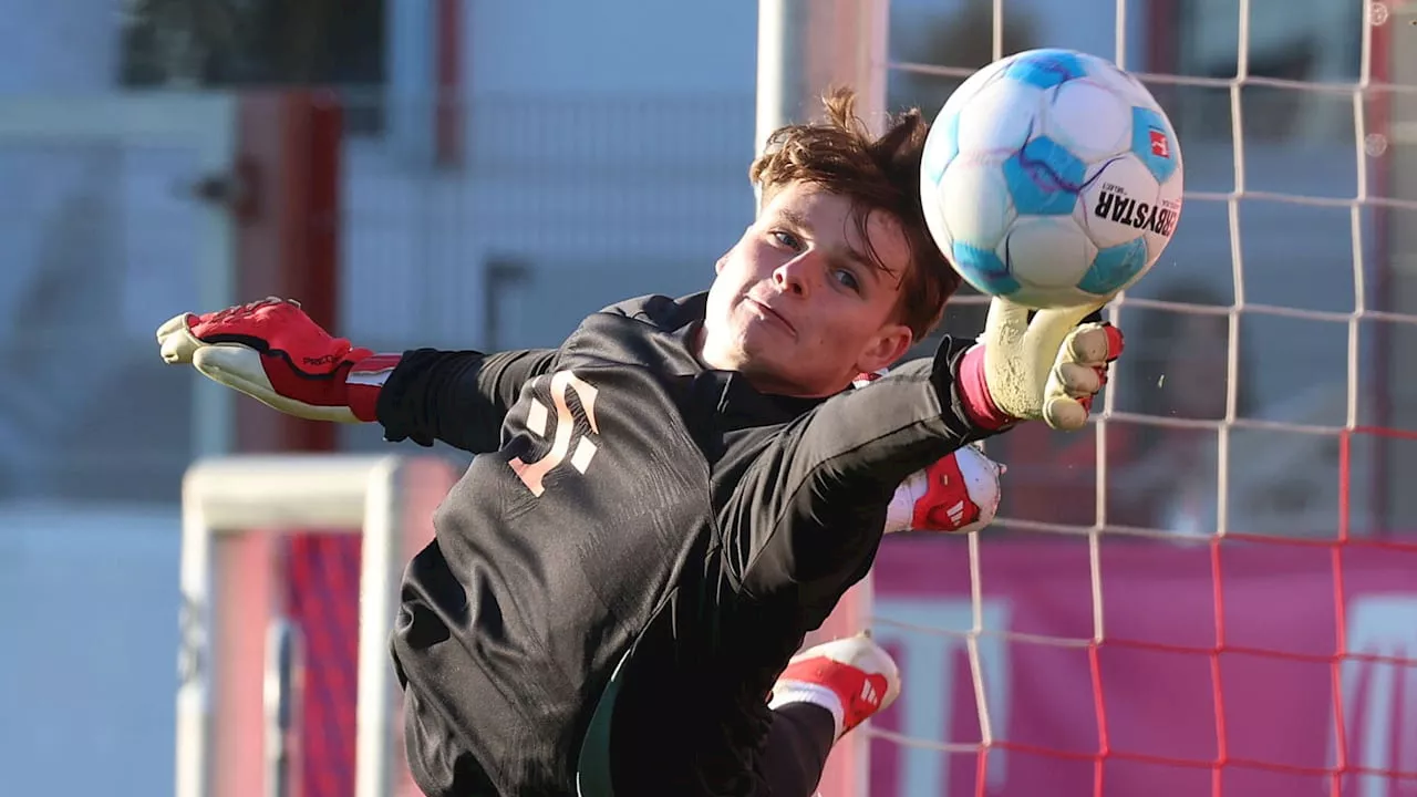 FC Bayern: Auffälliges Detail! Was Jonas Urbig anders macht als Manuel Neuer