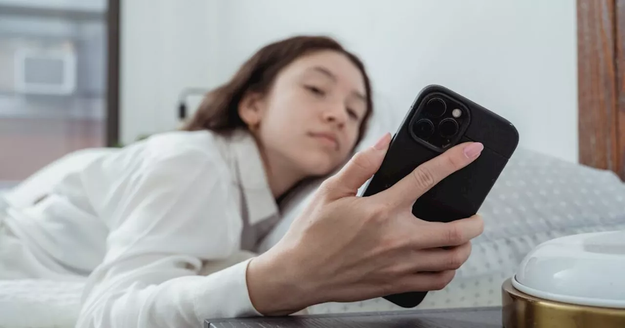 Dormire meglio: dimentichi lo smartphone in camera da letto