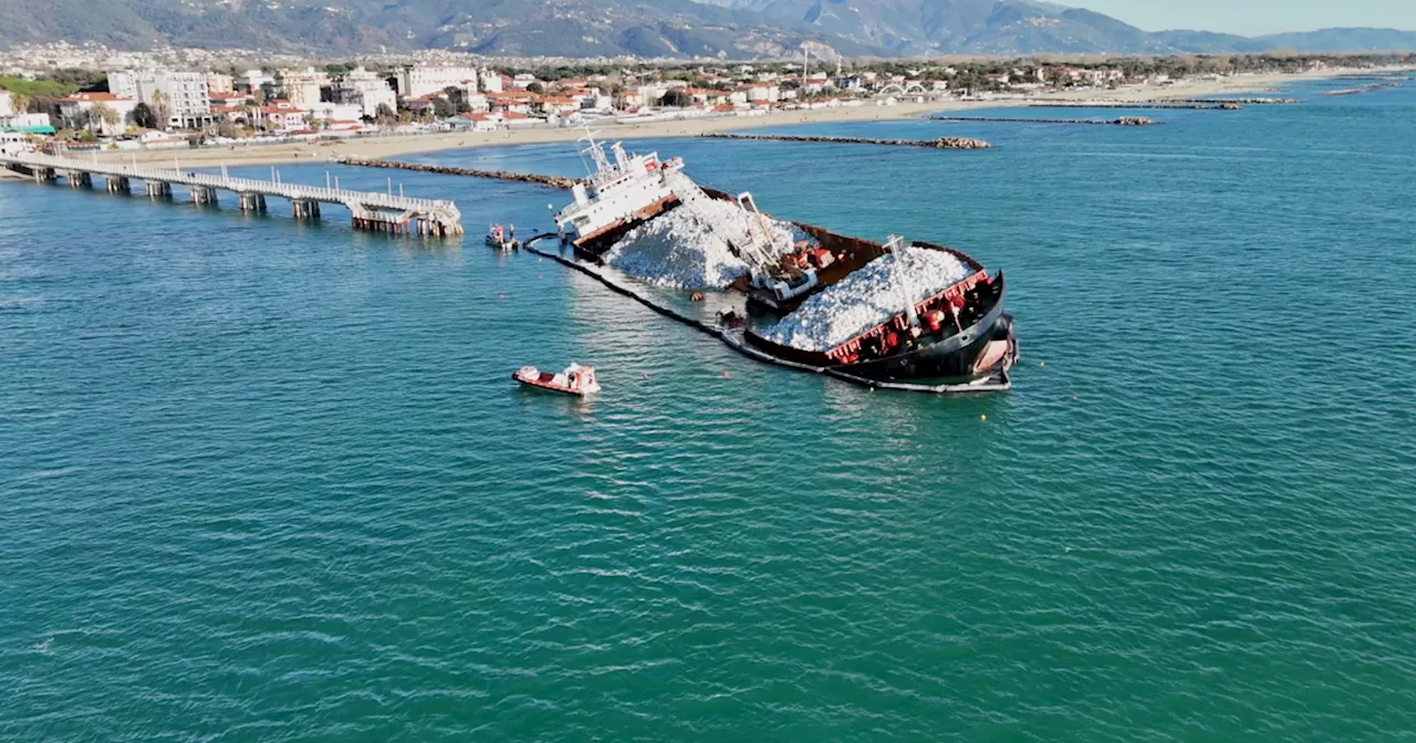 Nave arenata a Marina di Massa, nuove ispezioni viste dal drone