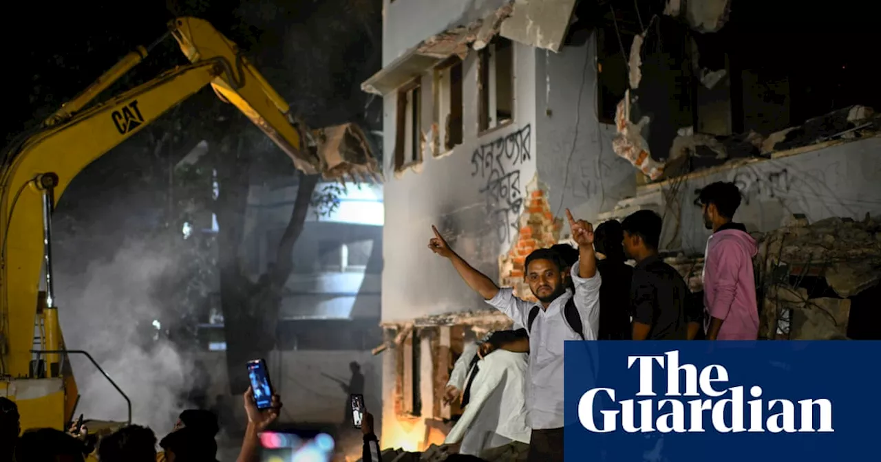 Bangladeshi protesters destroy ex-PM’s family home symbolising independence