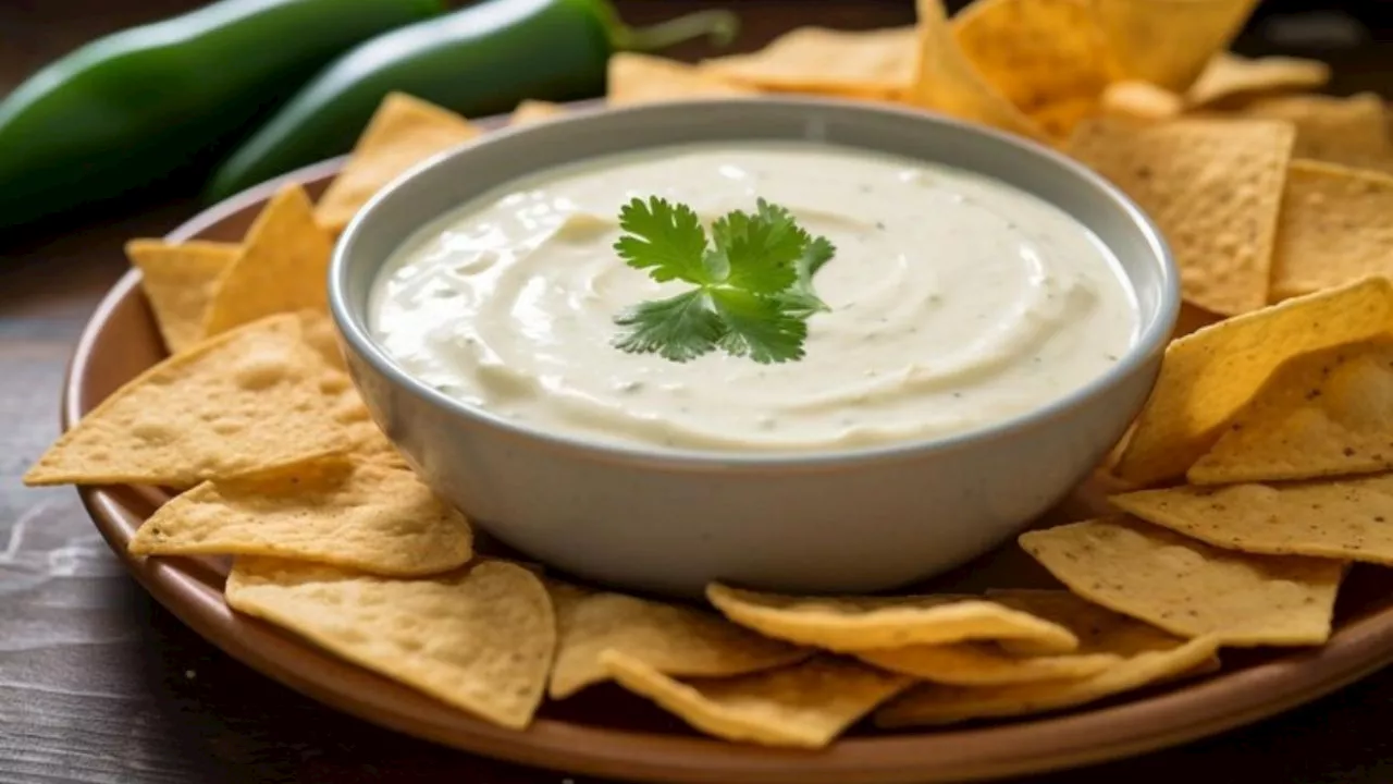 La receta saludable del dip cremoso de cilantro y jalapeño para acompañar las botanas el domingo de Super Bowl