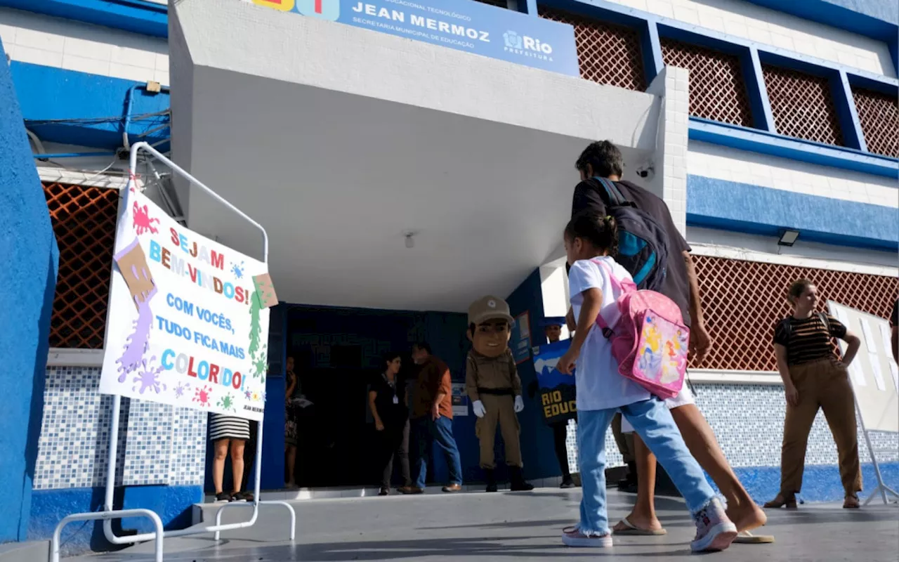 Mais de 650 mil alunos retornam às escolas no Rio com proibição de celulares