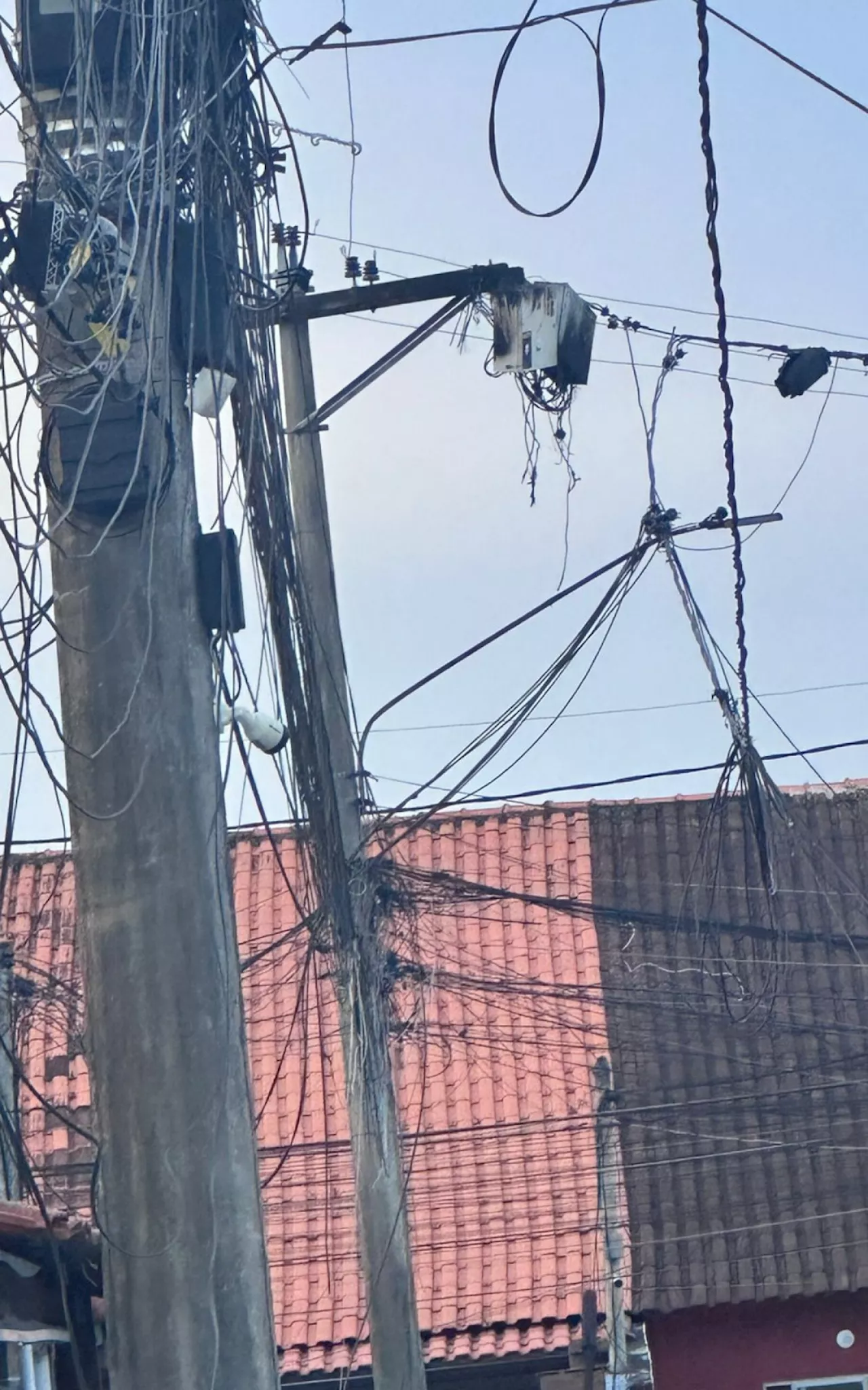 Moradores revelam desespero em meio a quedas de energia em São Gonçalo: 'Estamos cansados'