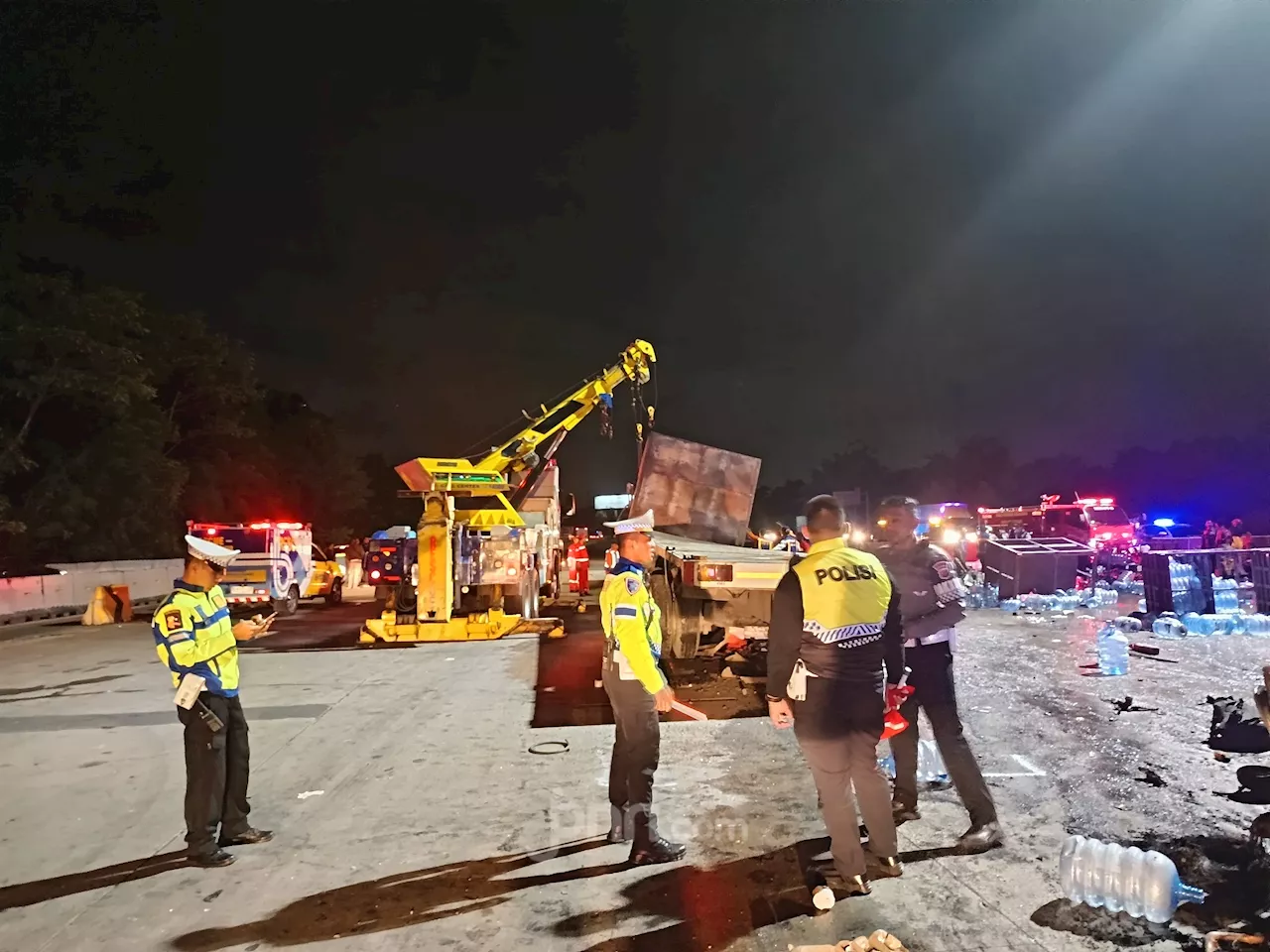 Update Kecelakaan Maut di Gerbang Tol Ciawi, Sopir Truk Masih Hidup