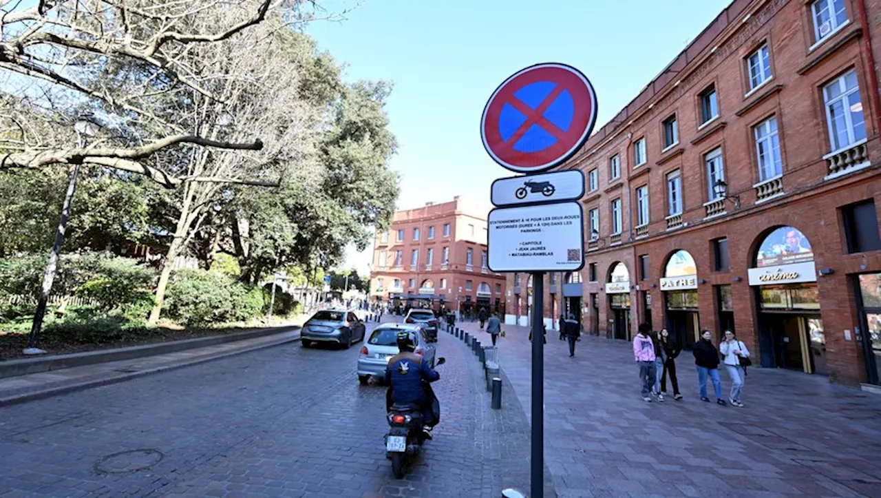 Stationnement interdit aux deux-roues sur la place Wilson à Toulouse