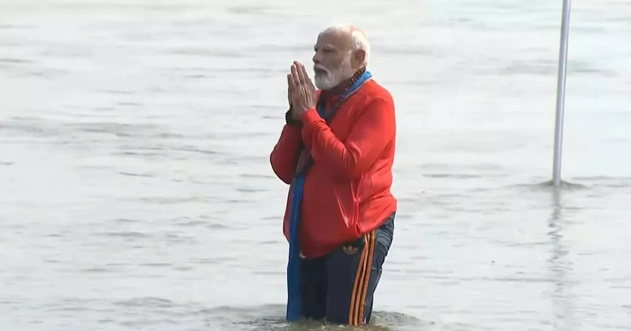 Inde : le premier ministre Narendra Modi se baigne pour le pèlerinage de la Kumbh Mela