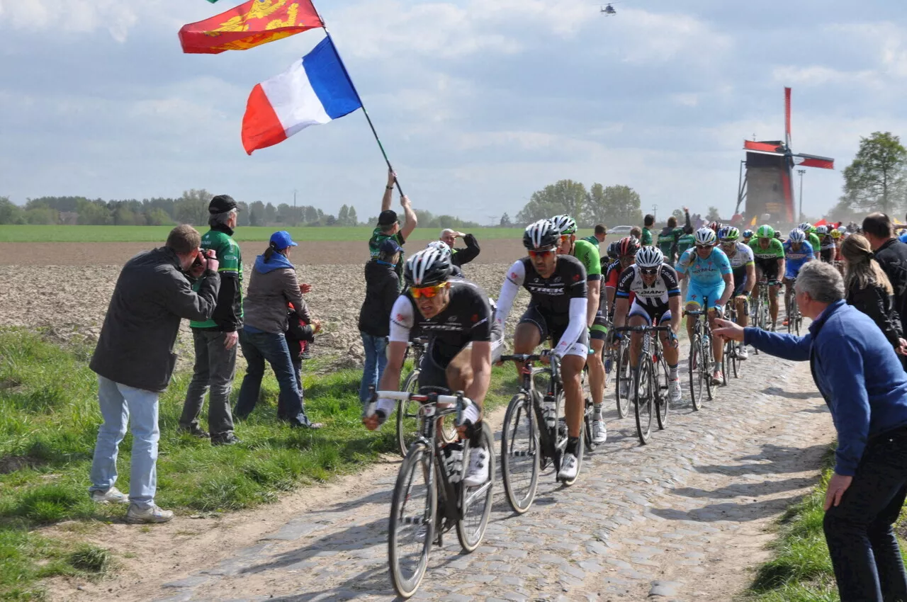 Approche de la Trouée d'Arenberg modifiée pour Paris-Roubaix 2025