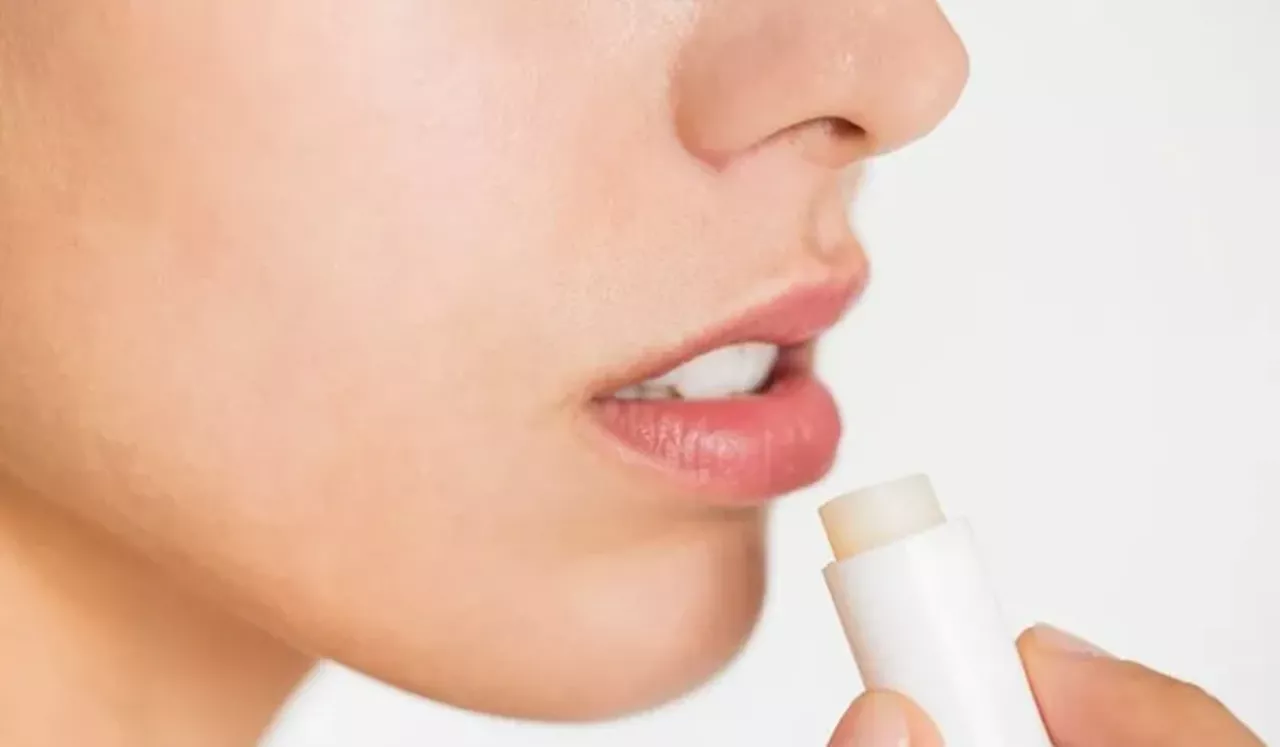 Bibir Jadi Lebih Sehat Ini 5 Manfaat Lip Balm bagi Bibir Kering