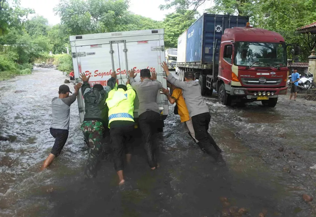 Jalan Raya Pantura Situbondo Macet Akibat Banjir