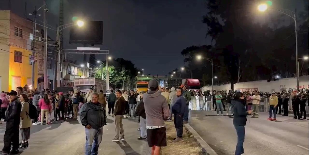 Bloqueo en Eje 6 Sur causa caos vial en Iztapalapa