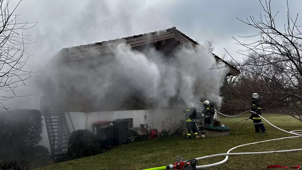 Zimmer in Flammen: Wehren mussten Holzfassade von Haus öffnen