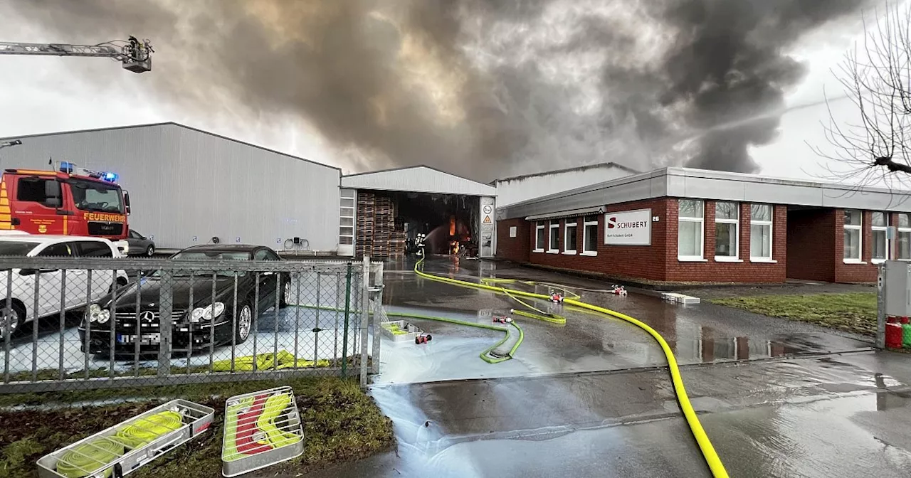 Rauchwolke weit sichtbar: Brand bei Betrieb im Kreis Gütersloh löst Großeinsatz aus