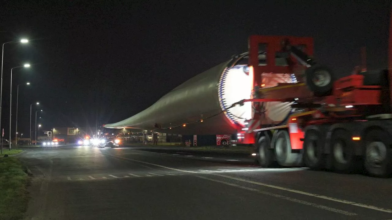 Gigantische wiek vervoerd naar Windpark Karolinapolder