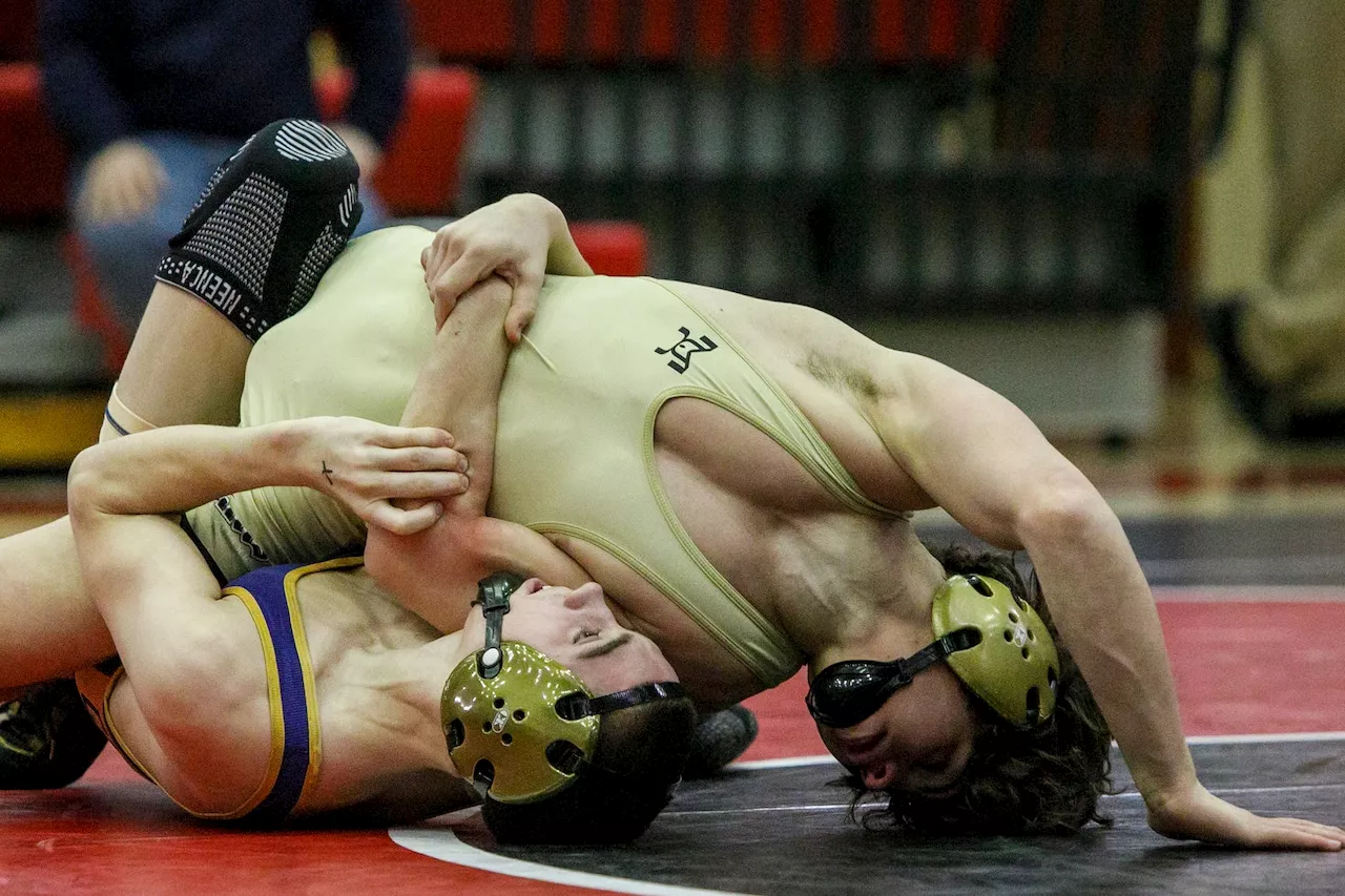 Berks Catholic wrestling sinks Saucon Valley for spot in PIAA 2A Duals quarterfinals