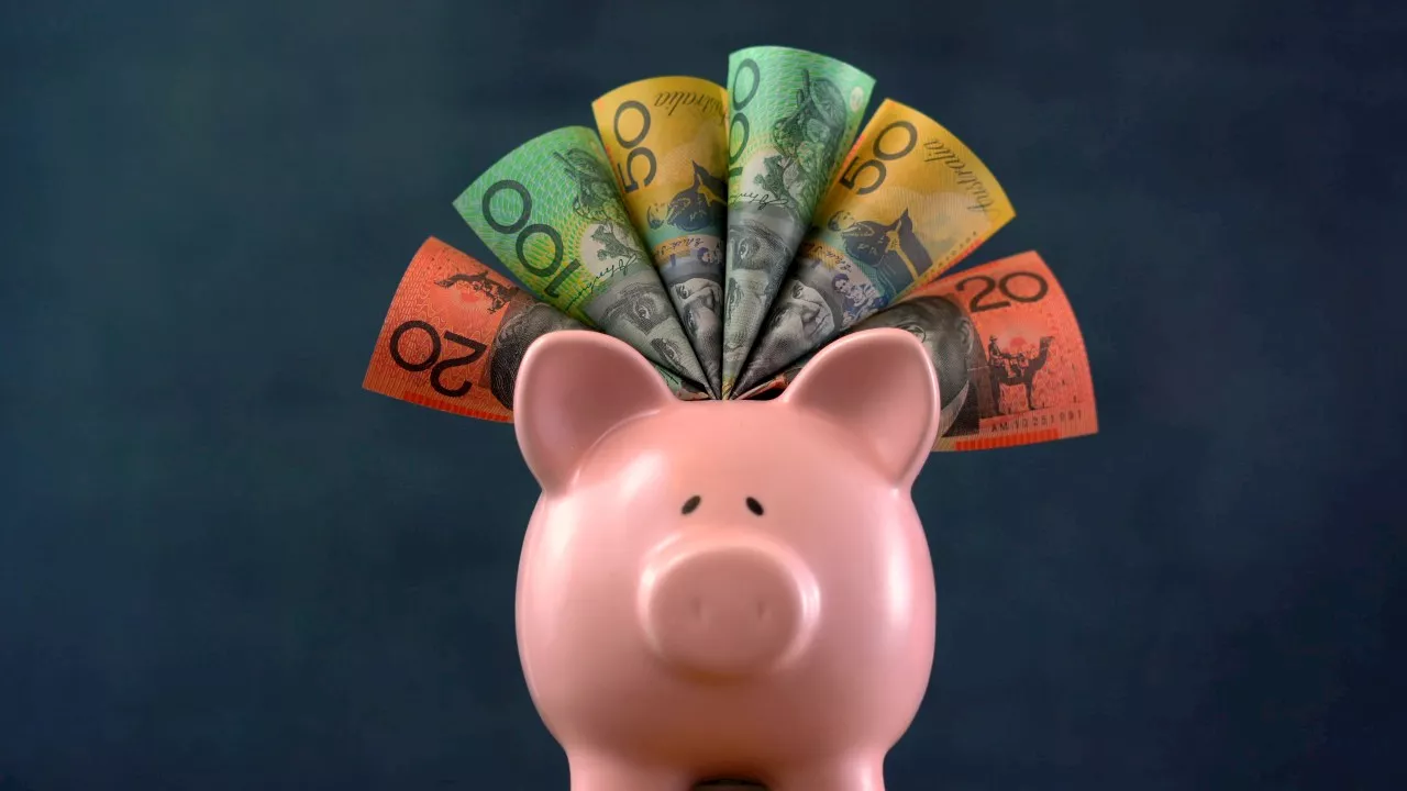 Aussies struggling to stay afloat as cost of living crisis leaves savings accounts bare