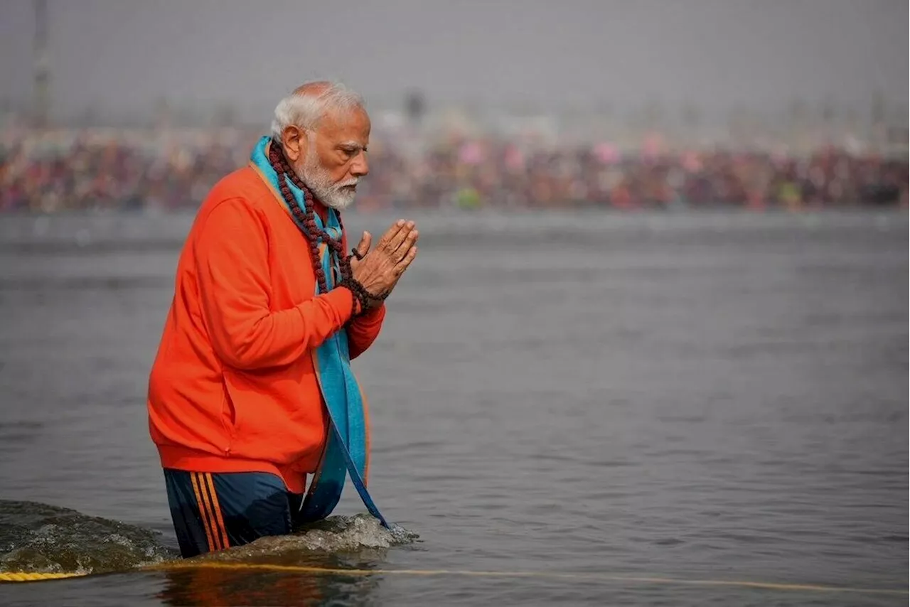 Indiens Premierminister Modi taucht bei der Kumbh Mela ein