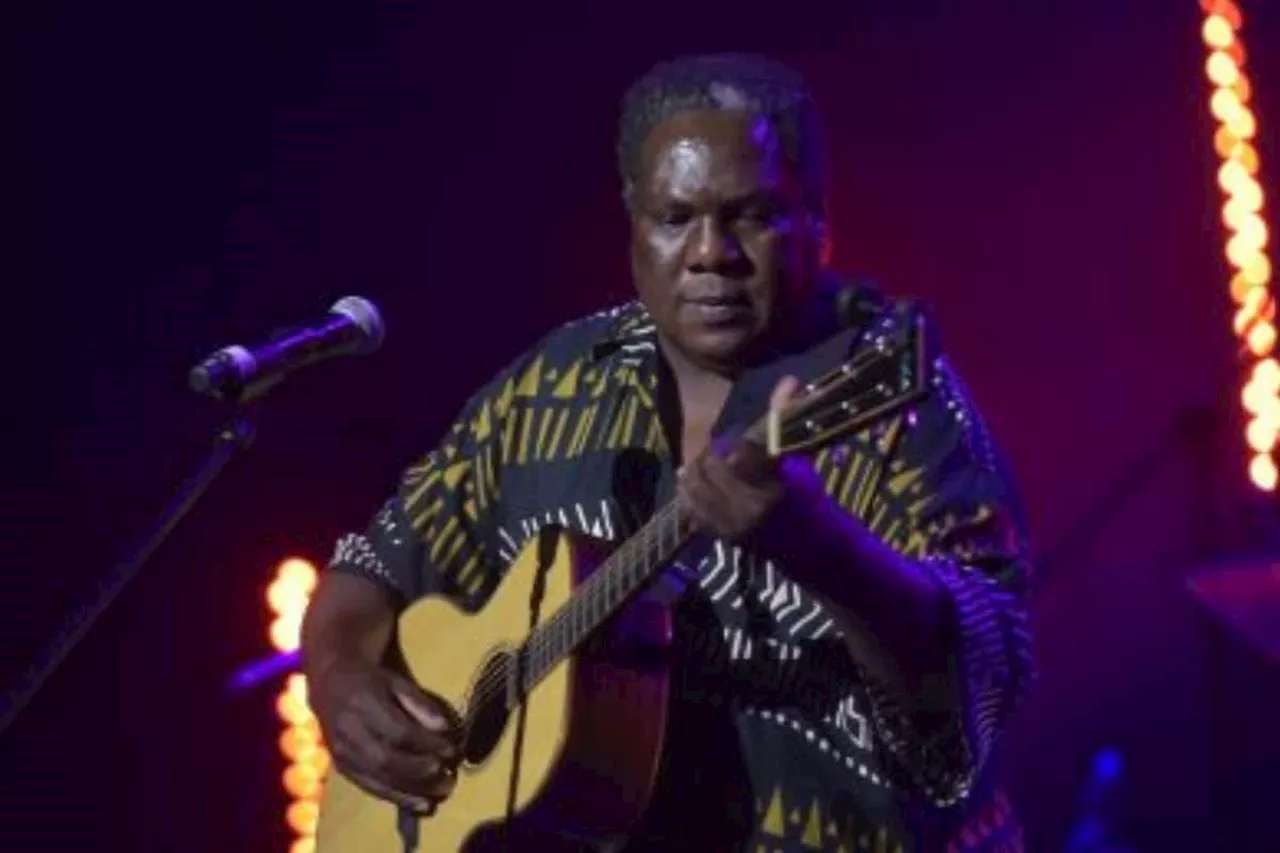 Vusi Mahlasela makes it to Thabang Tabane’s memorial service despite a horrible morning [VIDEO]