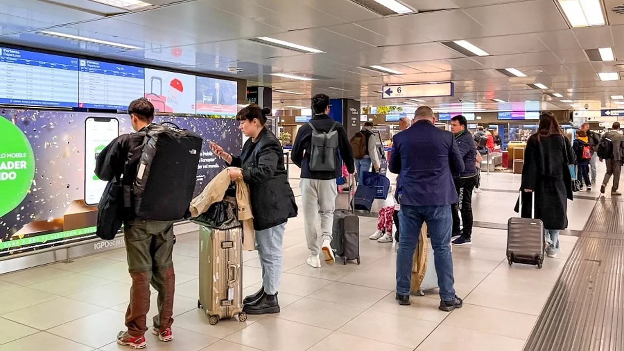 Oggi sciopero dei trasporti: treni fermi in Lombardia e aerei in tutta Italia