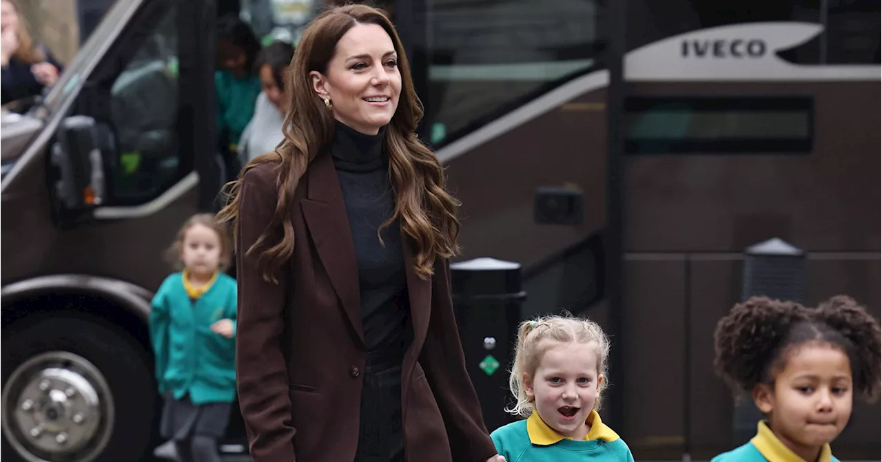 Princess Kate Joins School Trip, Holds Hands with Children at National Portrait Gallery