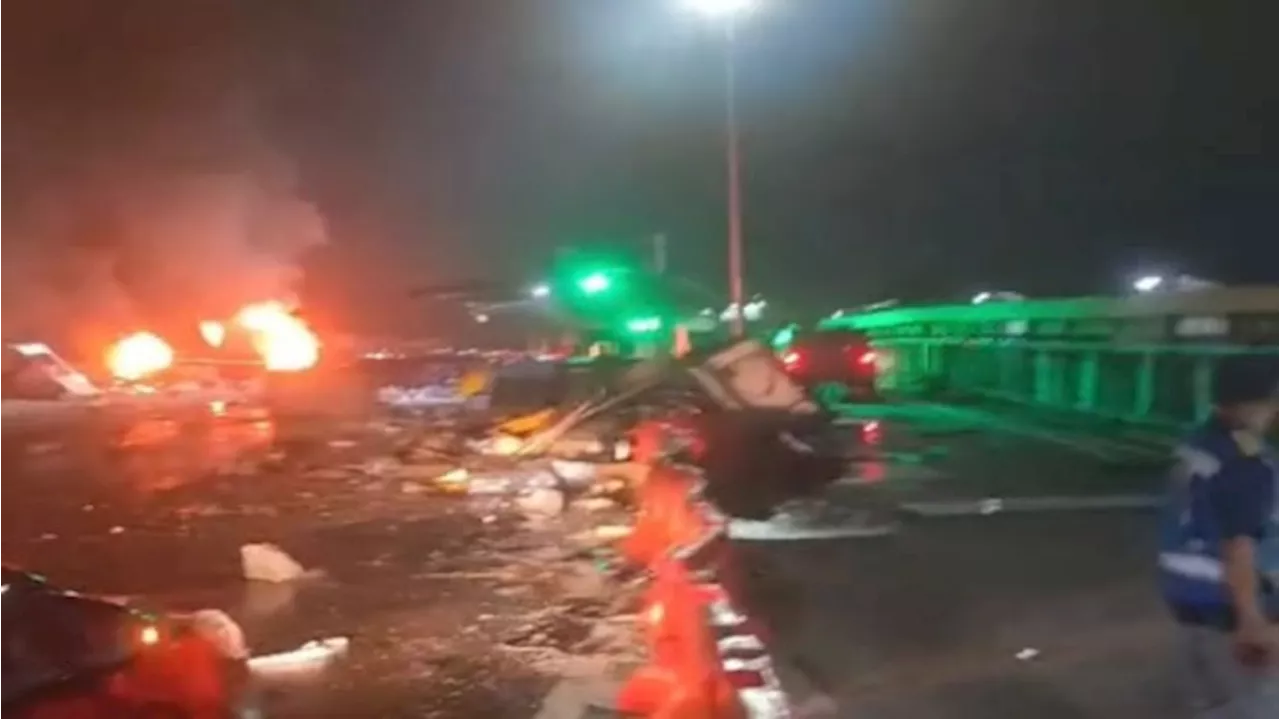 Kecelakaan Gerbang Tol Ciawi, Truk Rem Blong, Korban Tergeletak di Aspal