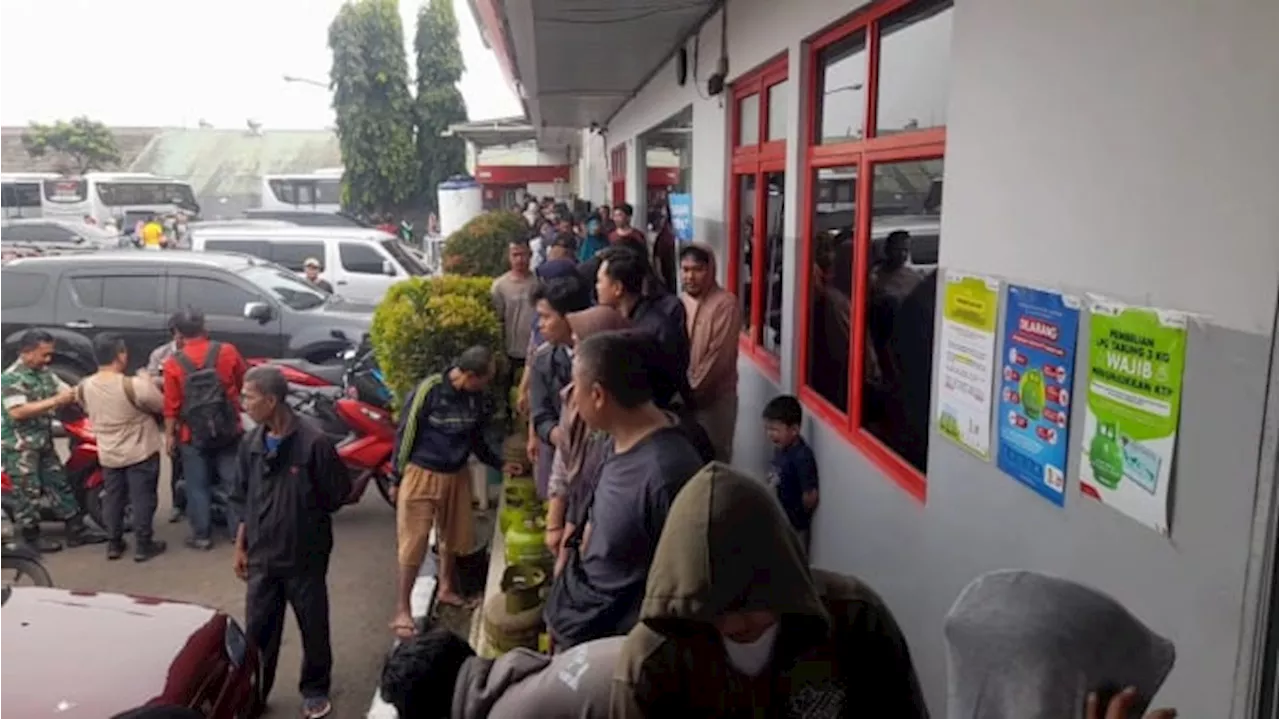 Warga Bogor Berburu Gas LPG 3 Kg Usai Kelangkaan