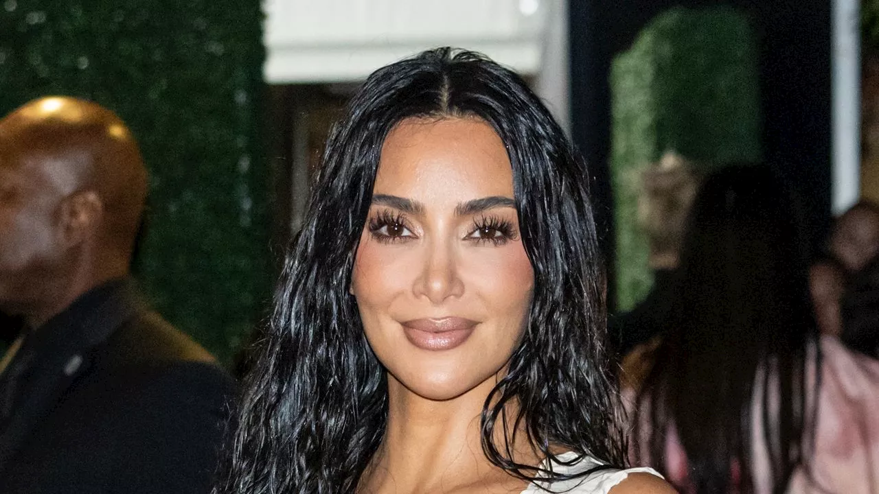 Kim Kardashian trägt einen ultra-kurzen Flippy Bob – die Trendfrisur 2025