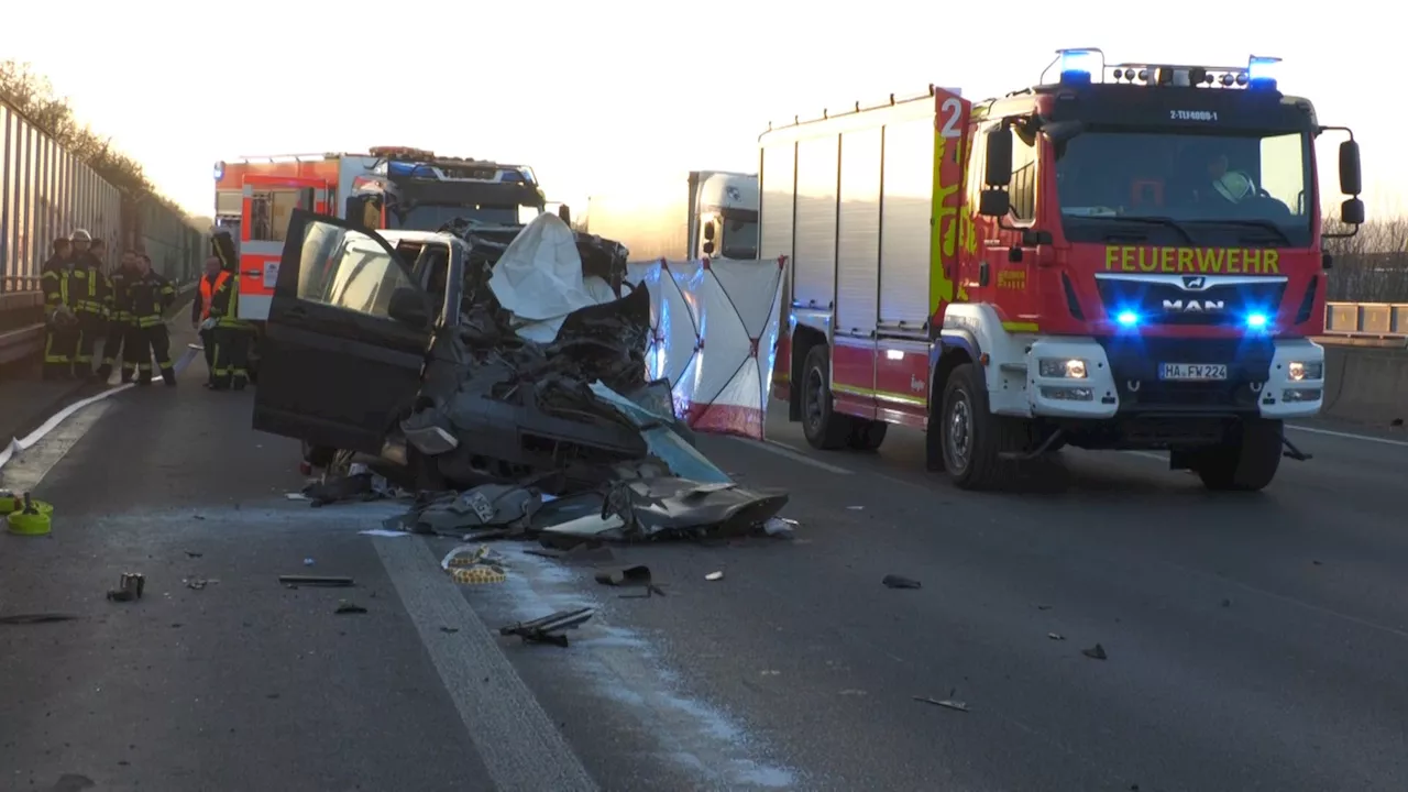 Tödlicher Unfall auf der A1: Transporter kracht in Lastwagen