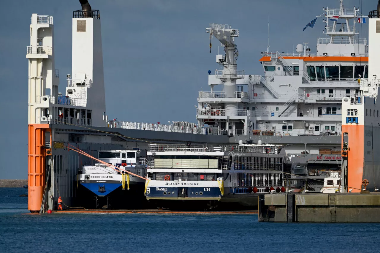 Le Yacht Servant, navire de transport militaire, quitte Cherbourg pour l'Angola