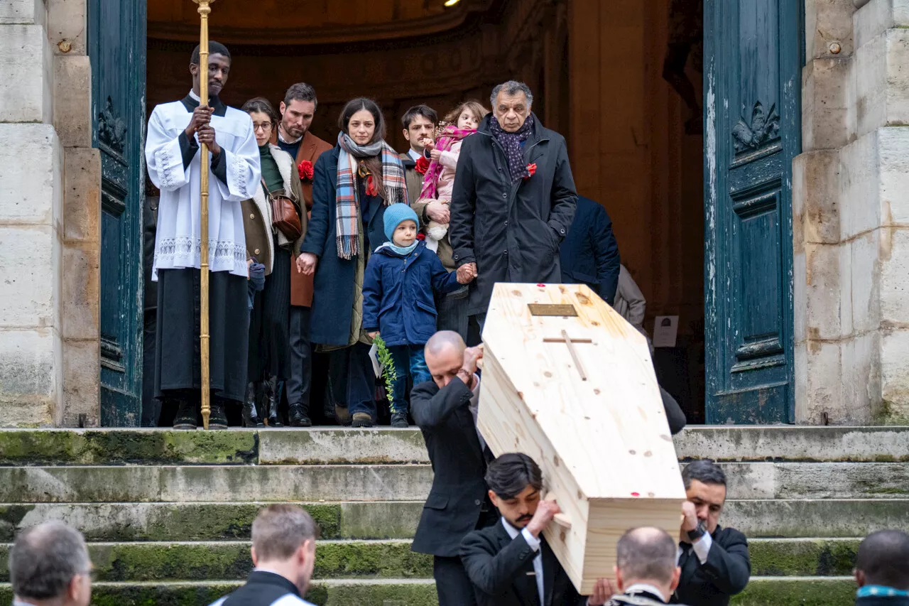 Un Dernier Hommage à Catherine Laborde sous un Ciel Gris de Paris